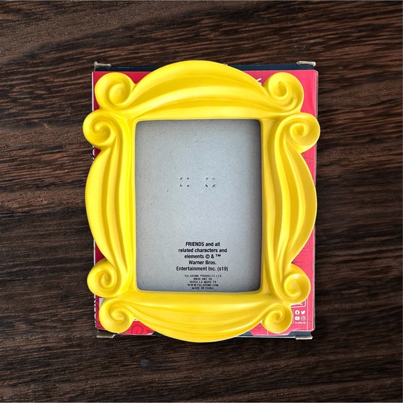 FRIENDS PEEPHOLE FRAME FROM THE ORIGINAL TV SERIES IN YELLOW - Picture 1 of 5
